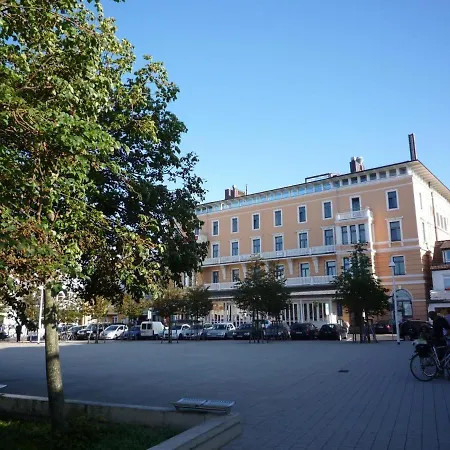 Berringer, Leuchtfeuer, Direkt An Der Promenade